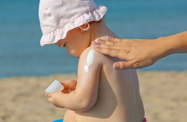 Sol, risas y protección: trucos para aplicar crema solar sin drama