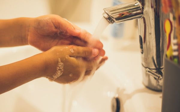 Cómo enseñar a sus hijos a lavarse las manos