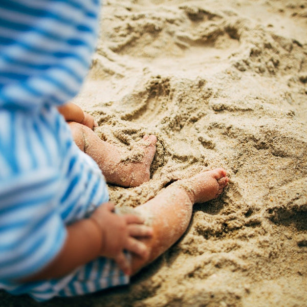 Precauciones con el bebé en la playa o la piscina